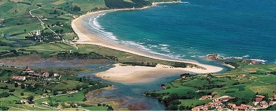 arenal poco masificado en Cantabria Playa de Oyambre en Cantabria con dunas y paisaje natural protegido