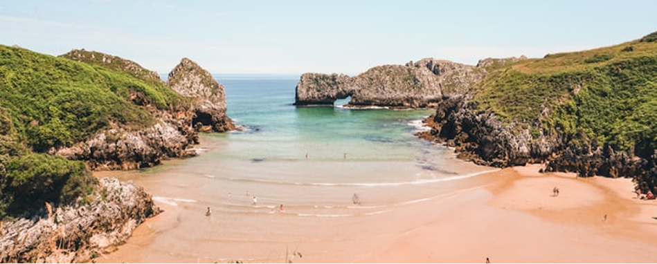 playa tranquila en Cantabria Playa de Berellín en Prellezo con pequeña cala entre acantilados