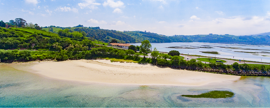 playas tranquilas y poco masificadas en Cantabria Playa de La Maza en San Vicente de la Barquera con vistas a la ría