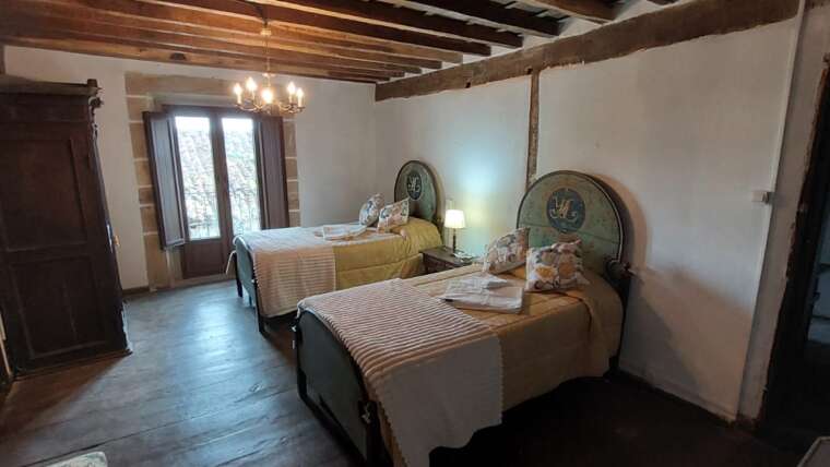 Habitación doble con camas individuales en casa rural en Cabanzón Cantabria