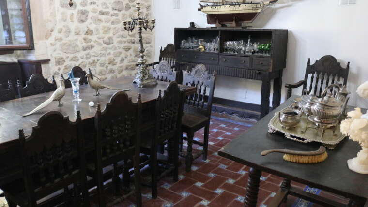 Sala con mesa de comedor en La Casona de Cabanzón