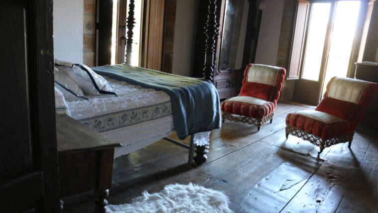 Habitación amplia de La Casona de Cabanzón con cama y zona de estar
