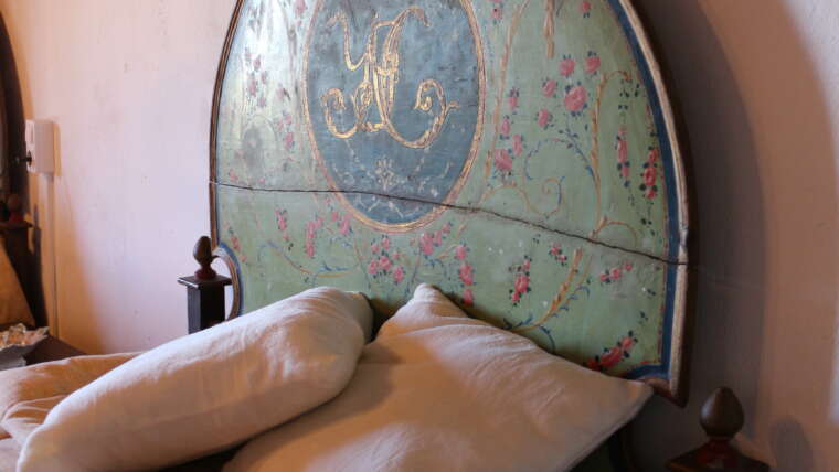 Detalle del cabecero decorado en una habitación de La Casona de Cabanzón