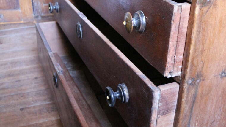Detalle de mueble antiguo de madera en La Casona de Cabanzón