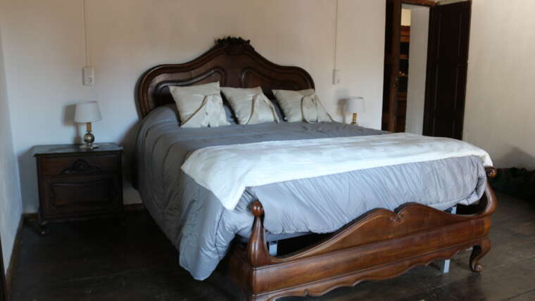 Dormitorio con cama de matrimonio clásica en La Casona de Cabanzón