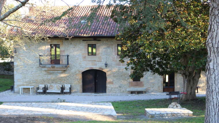 Casa rural en Cantabria Fachada de piedra de La Casona de Cabanzón con jardín privado