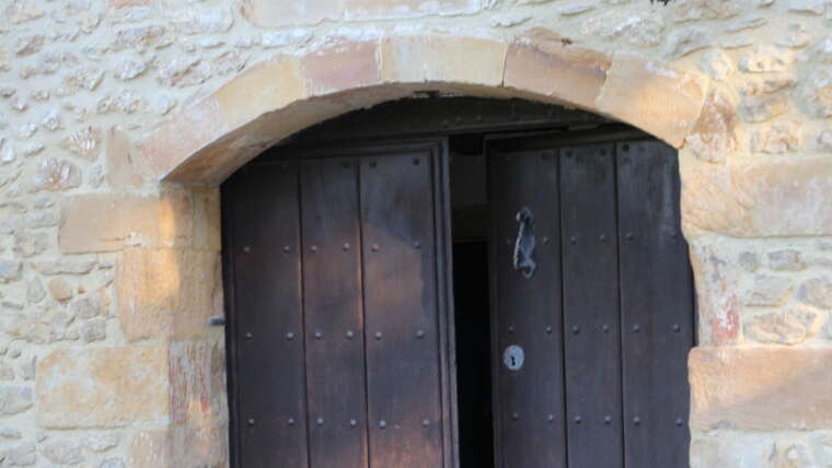 Puerta de entrada original de piedra en La Casona de Cabanzón