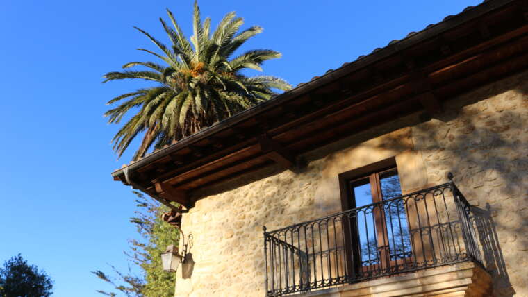 Casa rural en Cantabria Balcón tradicional de piedra en casa rural en Cabanzón