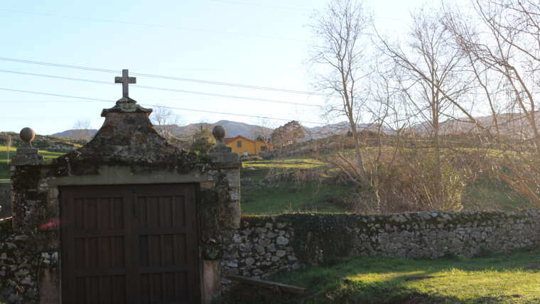 Portón de piedra en el entorno rural de Cabanzón