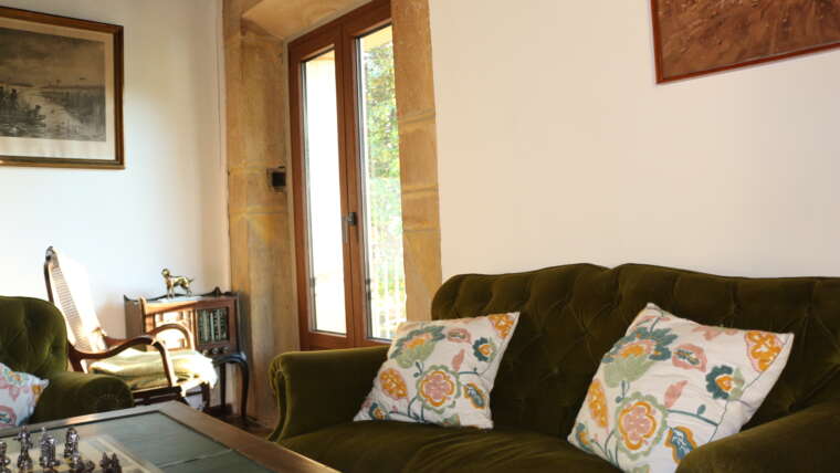 Salita con sofá y mesa de juego en La Casona de Cabanzón