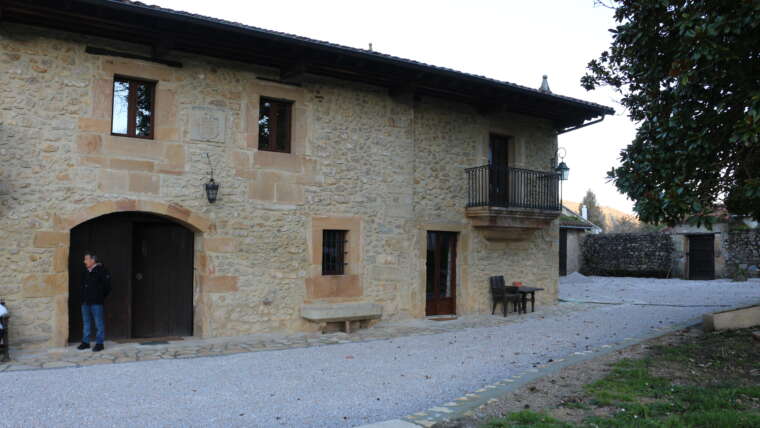 Fachada principal de piedra de La Casona de Cabanzón