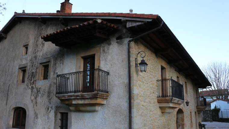 Casa rural en Cantabria Fachada lateral con balcones de la casa rural en Cabanzón