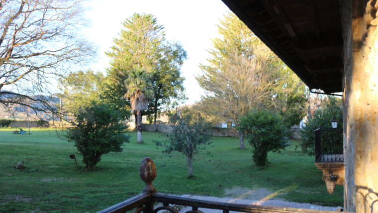 Vistas al jardín desde el balcón de la casa rural en Cabanzón