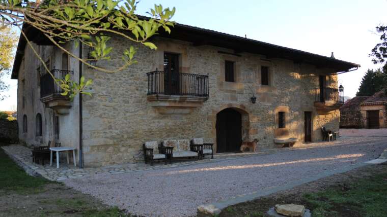 Vista completa de La Casona de Cabanzón con jardín privado