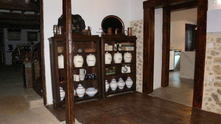 Interior tradicional de La Casona de Cabanzón con mueble antiguo